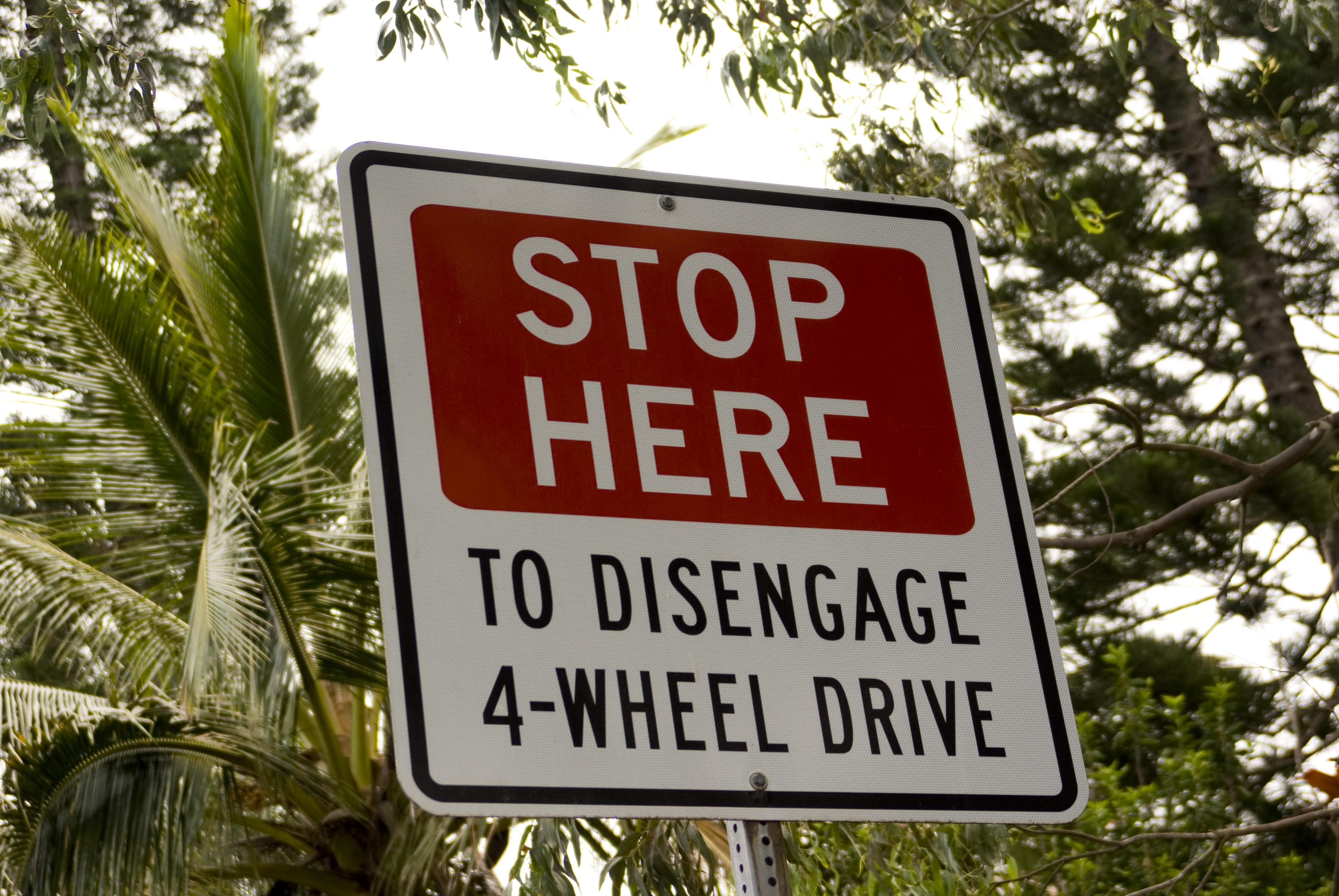 A road sign saying to stop here to disengage 4-wheel drive